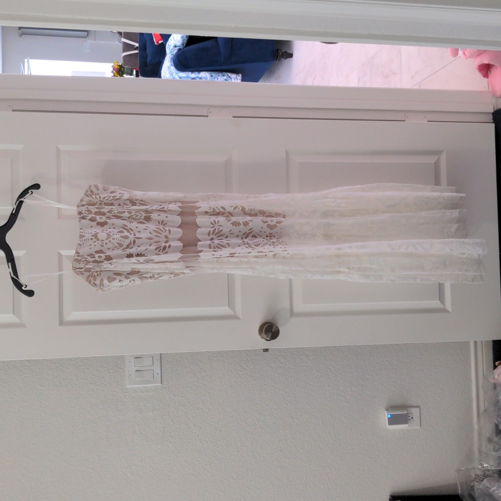 BCBG Size 6 Strapless dress in White/Beige
